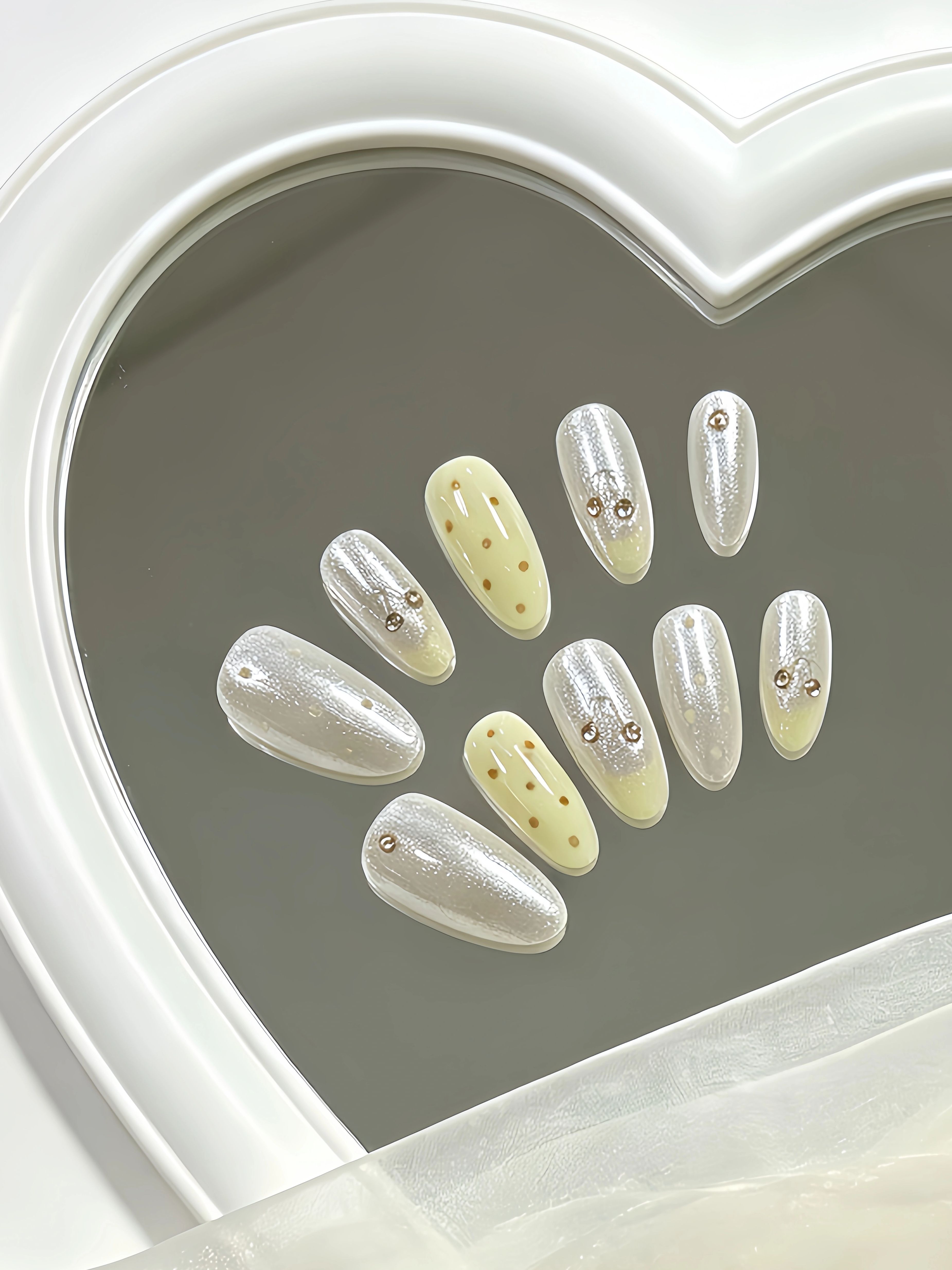 Nail Art Simple Elegant - 10-Piece Almond-Shaped Nails, Nude White and